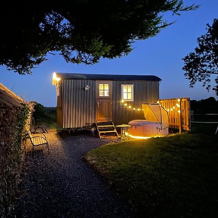 キャヴァン Sheelin Huts Blue, Hot-Tub Available From 1St April Until 1St Novemberヴィラ エクステリア 写真