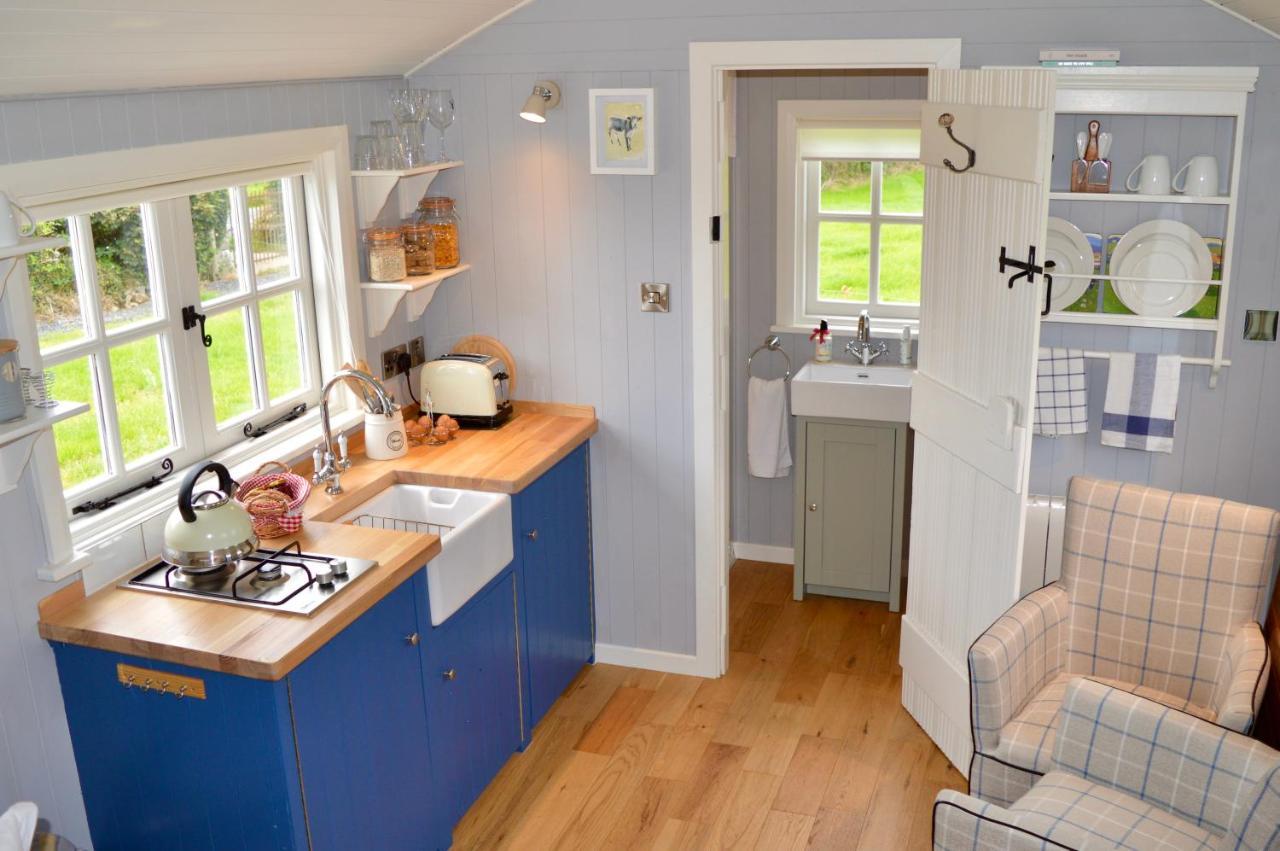 キャヴァン Sheelin Huts Blue, Hot-Tub Available From 1St April Until 1St Novemberヴィラ エクステリア 写真
