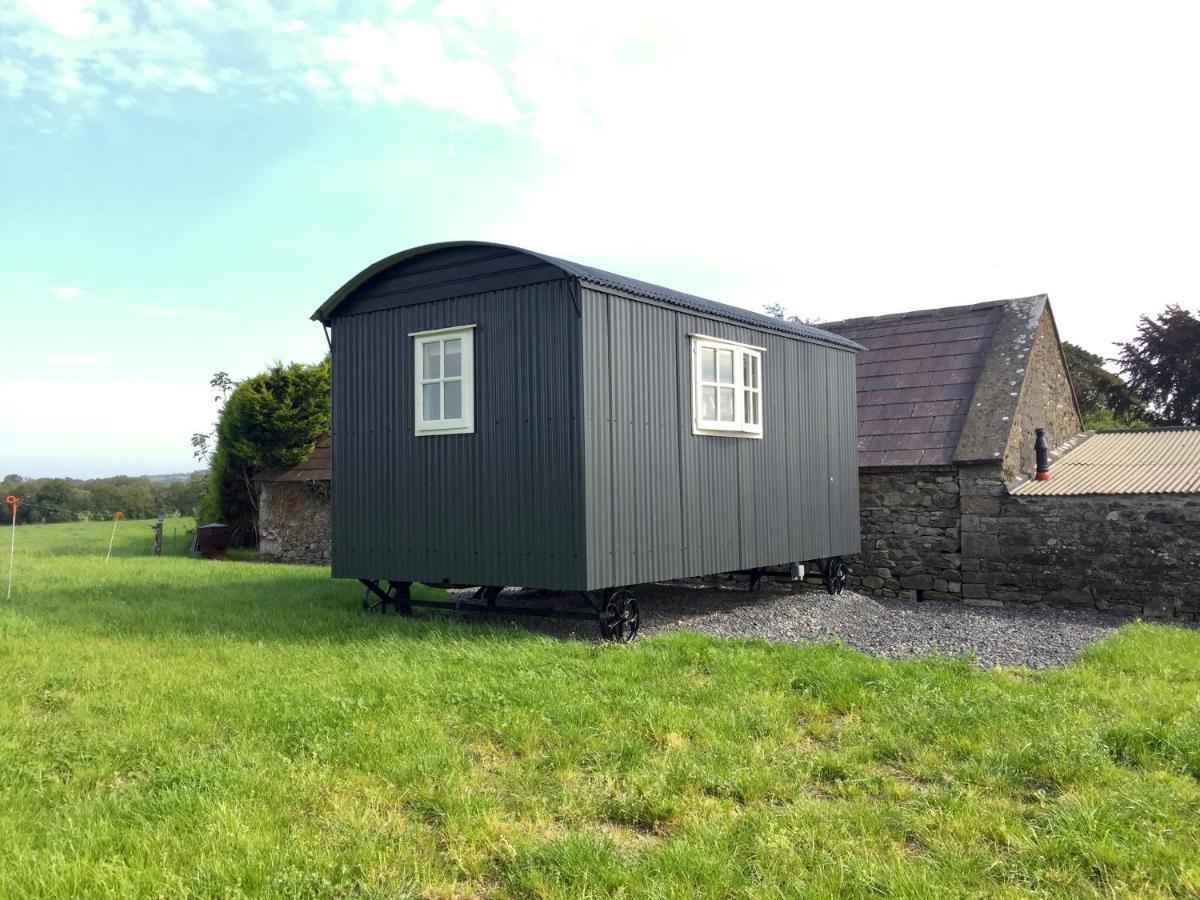 キャヴァン Sheelin Huts Blue, Hot-Tub Available From 1St April Until 1St Novemberヴィラ エクステリア 写真