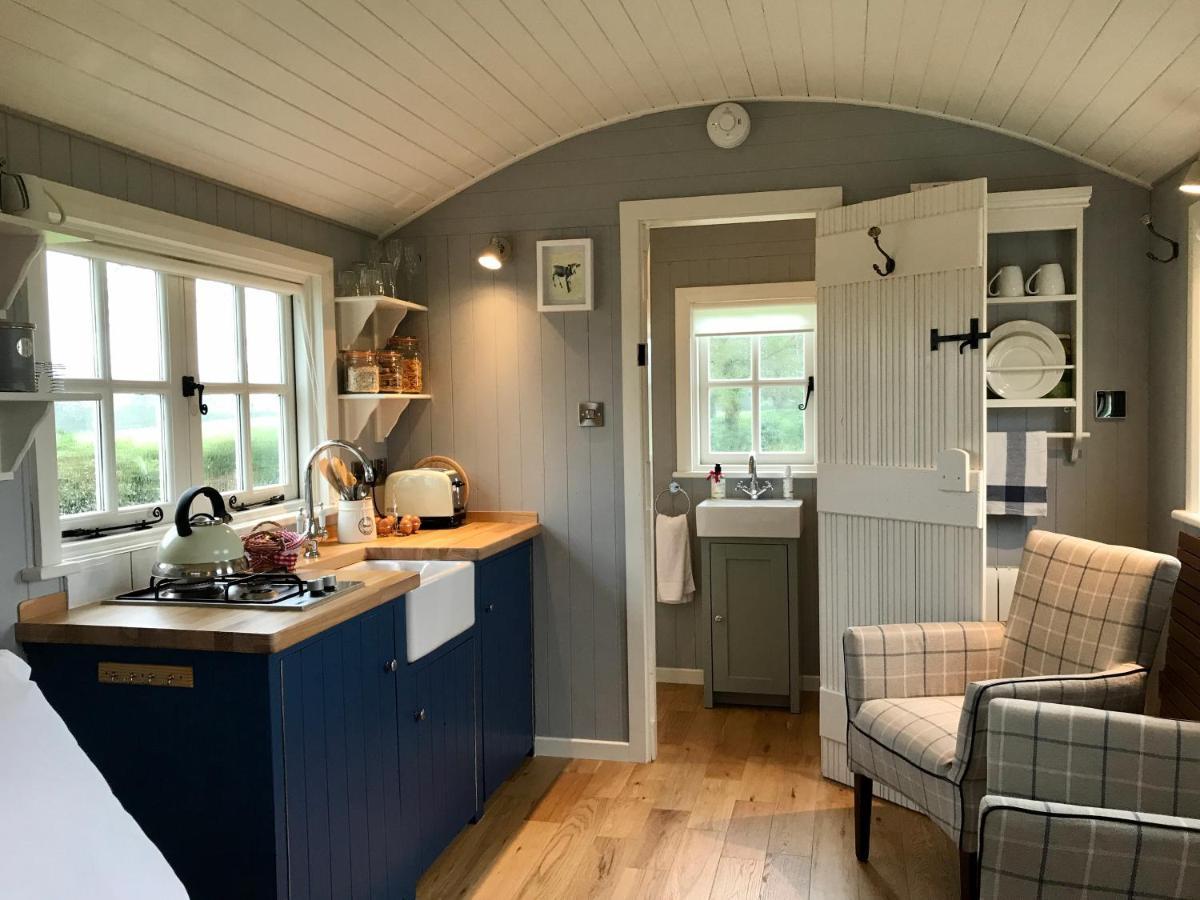 キャヴァン Sheelin Huts Blue, Hot-Tub Available From 1St April Until 1St Novemberヴィラ エクステリア 写真