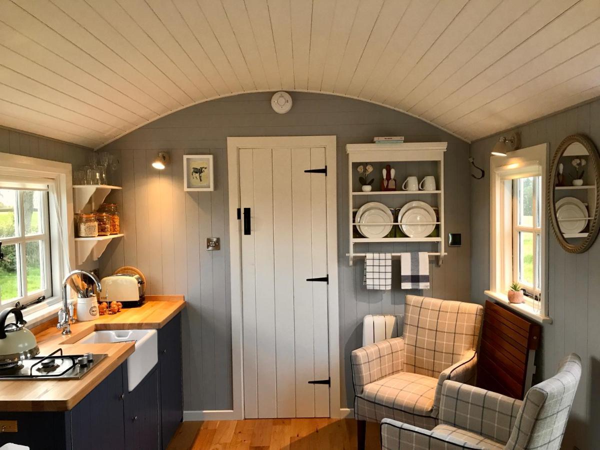 キャヴァン Sheelin Huts Blue, Hot-Tub Available From 1St April Until 1St Novemberヴィラ エクステリア 写真