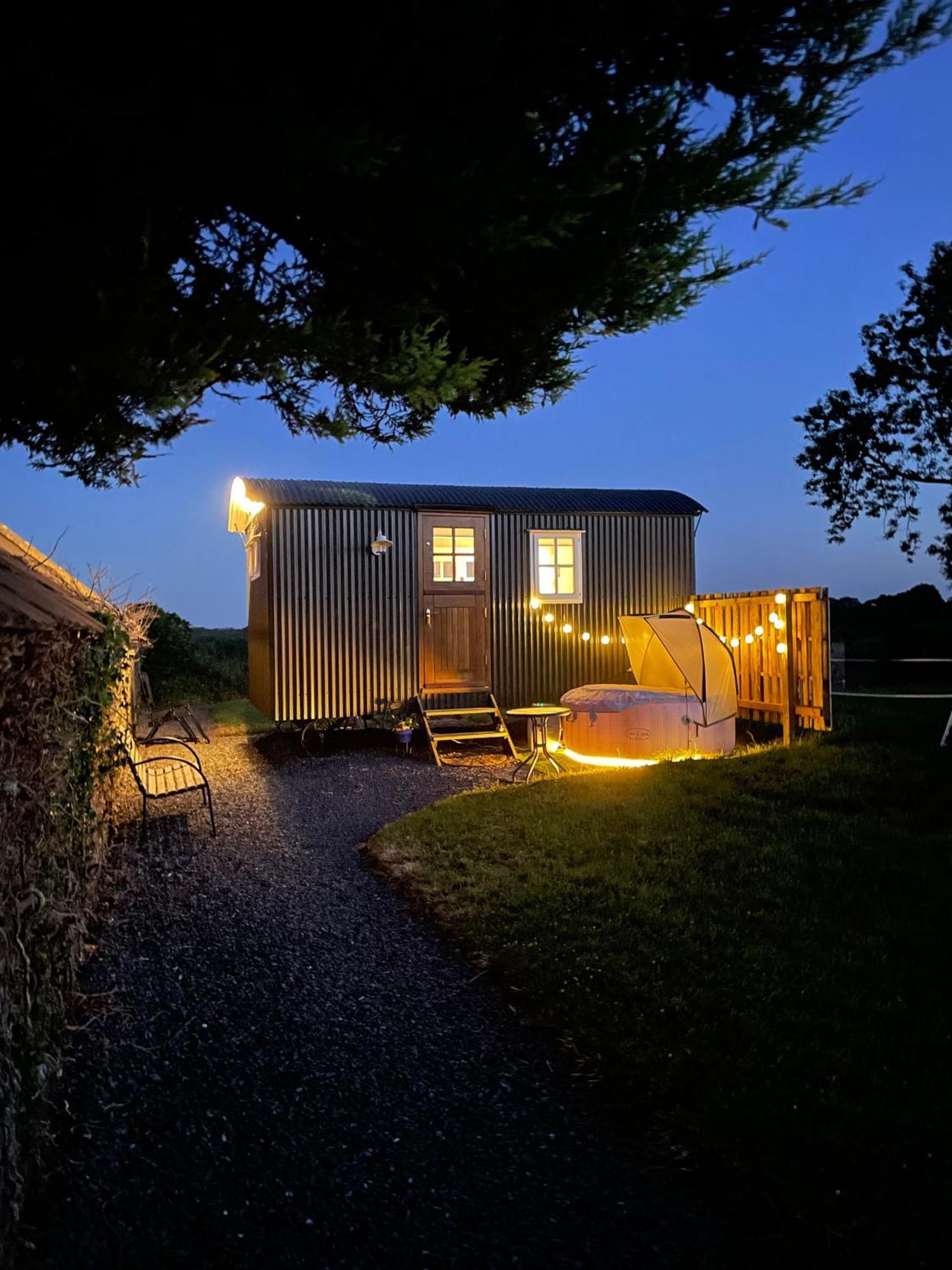 キャヴァン Sheelin Huts Blue, Hot-Tub Available From 1St April Until 1St Novemberヴィラ エクステリア 写真